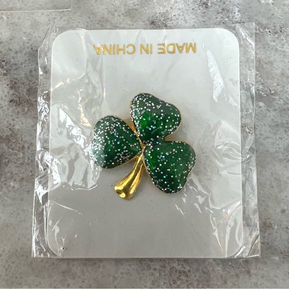 Glitter shamrock St Patrick’s day pin - Picture 1 of 3